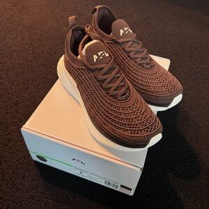 NWT APL Zipline dark umber/alabaster/ivory size 8 women’s